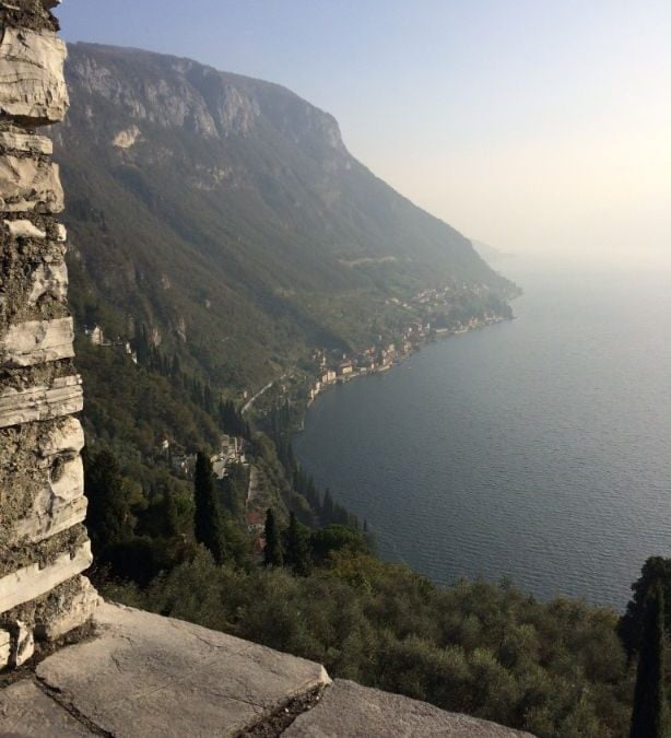 Castello di Vezio hoog boven op de berg bij Varenna